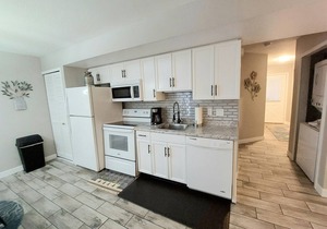 Romantic Getaway Walk-in Suite. Resort Amenities! Remodeled! Excellent Rates!