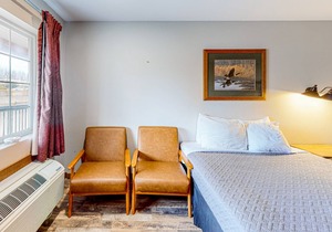 Studio close to Silver Dollar City with outdoor swimming pool, firepit & grill
