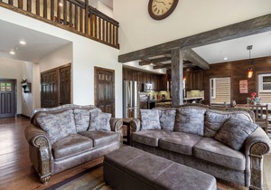 Stunning 4Bed Villa Lakefront Resort with Dock, Pools, Mini Golf, Kayaks & More!