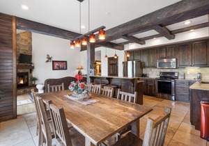 Stunning 4Bed Villa Lakefront Resort with Dock, Pools, Mini Golf, Kayaks & More!
