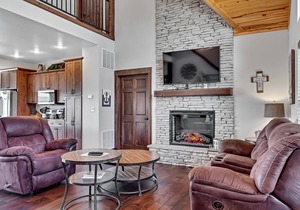 Stunning Lakefront Lodge on Indian Point! 7 BR, 6BA! Boat Silp Included