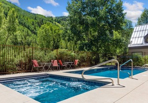 Top Floor Bay Window, Mountain & River Views + Pool & Hot Tub