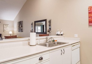 Updated 2 BR Condo ~ Near the 76 Strip! FREE TICKETS INCLUDED! (CH1-35)