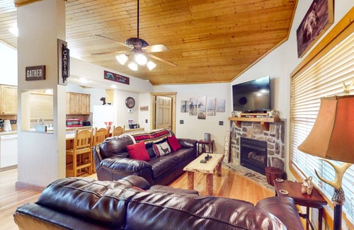 Reeds Spring Cabin | 101 m² Cabin ∙ 2 bedrooms ∙ 6 guests