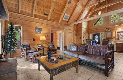 Branson Cedars Cabin | 118 m² Cabin ∙ 2 bedrooms ∙ 6 guests