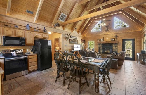 Branson Cedars Cabin | 118 m² Cabin ∙ 3 bedrooms ∙ 8 guests