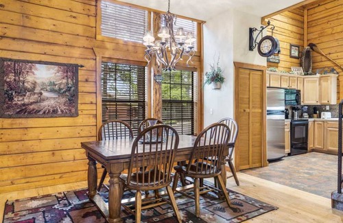 Branson Theater District Cabin | 132 m² Cabin ∙ 3 bedrooms ∙ 8 guests
