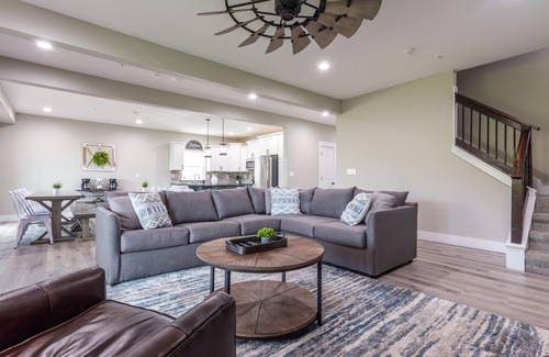 Table Rock House | 14 Bedroom w/Hot Tub-Outdoor/Indoor Community Pool