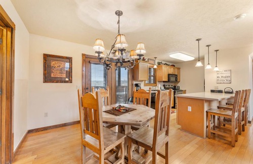 Reeds Spring Cabin | 147 m² Cabin ∙ 4 bedrooms ∙ 13 guests