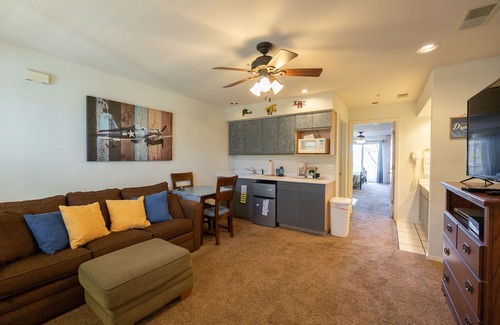 Branson Condo | 1BR WALK-IN ~ NEAR THE 76 STRIP ~ LARGE JETTED TUB ~ FREE TICKETS INCLUDED! (CH5-3)