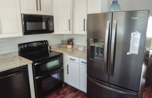 Branson Theater District House | 2-BD WALK-IN ~ 1 Block Off The Strip ~ New Furnishings ~ FREE TICKETS INCLUDED (TH-A)