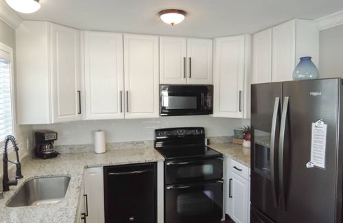 Branson Theater District House | 2-BD WALK-IN ~ 1 Block Off The Strip ~ New Furnishings ~ FREE TICKETS INCLUDED (TH-A)