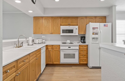 Branson Condo | 2 Bedroom, 2 Bathroom Walk-in Condo with Golf Course View from All-Season Sunroom