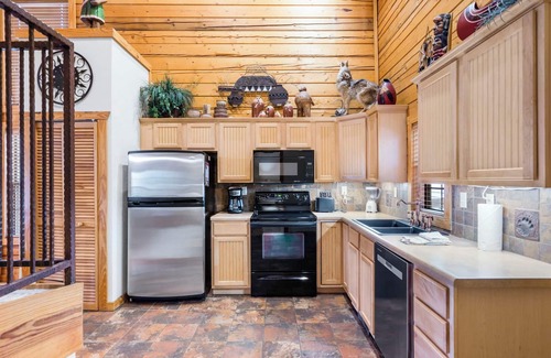 Branson Theater District Cabin | 2 connecting Cabins Sleep 12- Close to Shows & Shopping! Golf & Ticket Discounts!