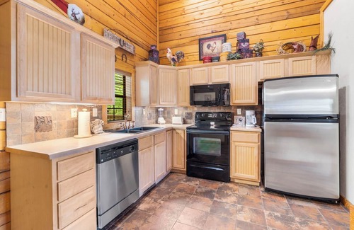 Branson Theater District Cabin | 2 connecting Cabins Sleep 12- Close to Shows & Shopping! Golf & Ticket Discounts!