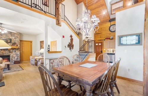 Branson Theater District Cabin | 2 connecting Cabins Sleep 12- Close to Shows & Shopping! Golf & Ticket Discounts!
