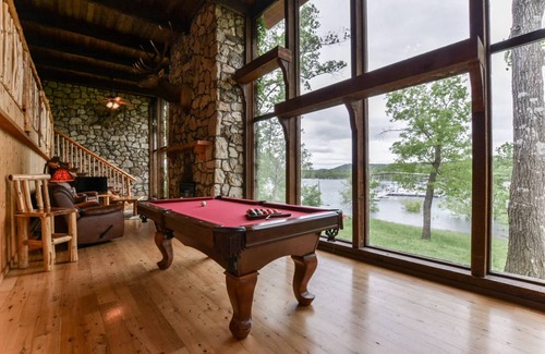 Kimberling City Cabin | 279 m² Cabin ∙ 3 bedrooms ∙ 12 guests