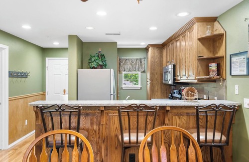 Branson Condo | 3 Bedroom, 3 Bathroom Walk-in Golf Condo with King Beds, Sunroom, and Dining Area