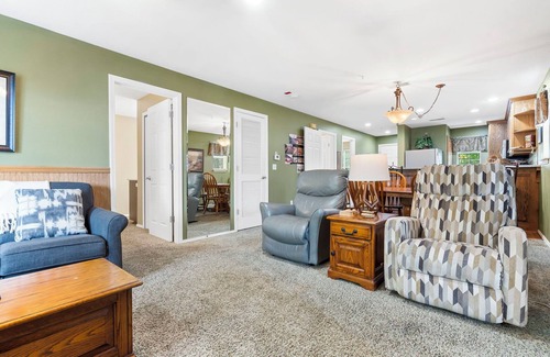 Branson Condo | 3 Bedroom, 3 Bathroom Walk-in Golf Condo with King Beds, Sunroom, and Dining Area