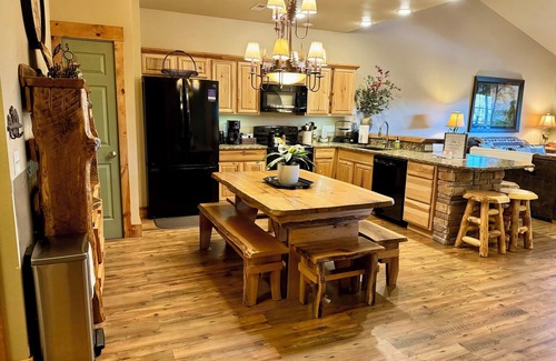 Hollister Condo | *3 BR, 2 Bath Lodge Cabin on Table Rock Lake with Dock Access