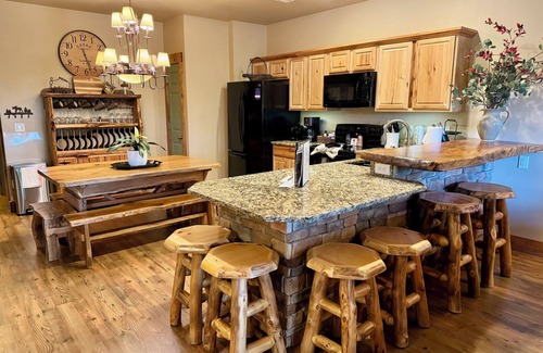 Hollister Condo | *3 BR, 2 Bath Lodge Cabin on Table Rock Lake with Dock Access
