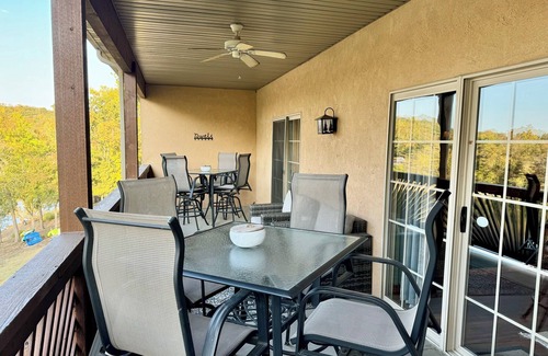 Hollister Condo | *3 BR, 2 Bath Lodge Cabin on Table Rock Lake with Dock Access