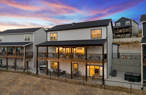 Table Rock House | 343 m² House ∙ 9 bedrooms ∙ 18 guests