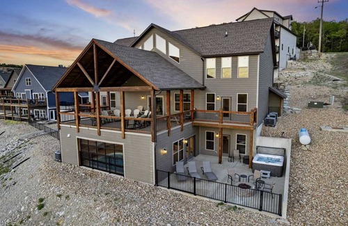 Table Rock House | 753 m² House ∙ 12 bedrooms ∙ 50 guests