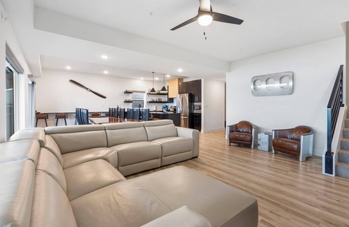 Hollister House | Amazing Views of Table Rock, Pvt Hot Tub, Theatre Room, Free Daily Tickets to Branson Attractions!