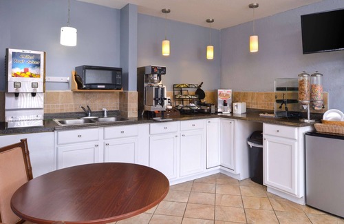 Branson Theater District Hotel | Americas Best Value Inn & Suites Branson - Near the Strip