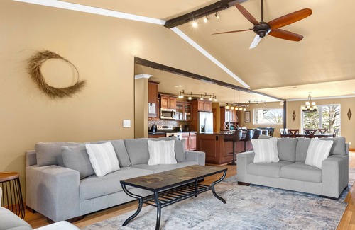 Branson House | BEAUTIFUL VERY SPACIOUS home in heart of Branson - Hot Tub, Game Room,Large Yard