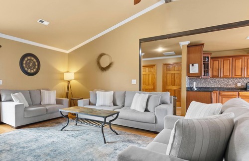 Branson House | BEAUTIFUL VERY SPACIOUS home in heart of Branson - Hot Tub, Game Room,Large Yard