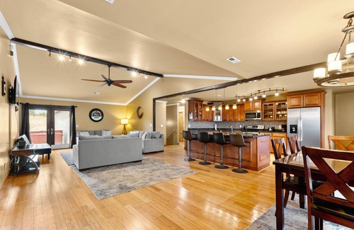 Branson House | BEAUTIFUL VERY SPACIOUS home in heart of Branson - Hot Tub, Game Room,Large Yard