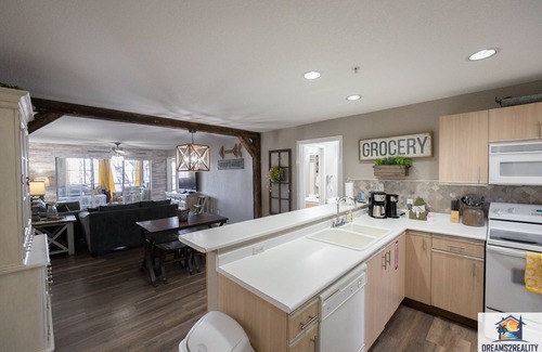 Branson Condo | Beautifully Updated 3BR WALK-IN ~ Near the Strip ~ FREE TICKETS INCLUDED! (CH4-4)