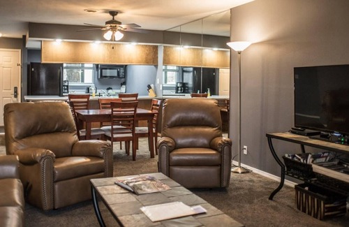 Table Rock Apartment | Branson Condo at Pointe Royale with Indoor Pool and Hot Tub on Taneycomo Lake ne