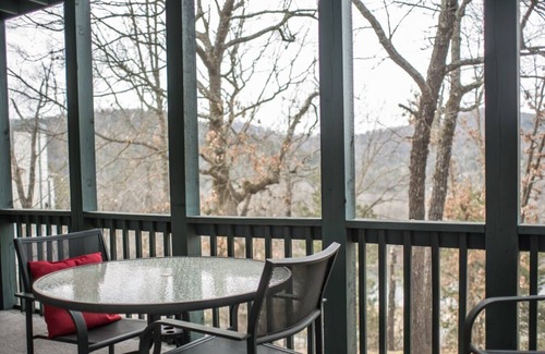 Table Rock Apartment | Branson Condo at Pointe Royale with Indoor Pool and Hot Tub on Taneycomo Lake ne