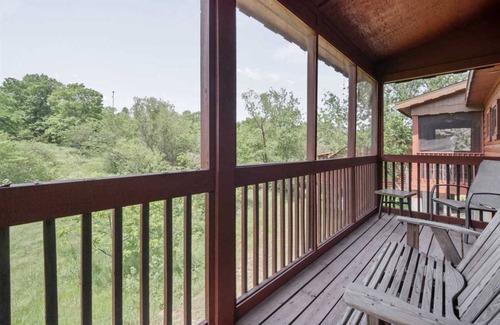 Branson Theater District Cabin | Cabin ∙ 2 bedrooms ∙ 4 guests
