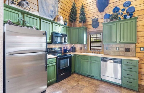 Branson Theater District Cabin | Cabin ∙ 4 bedrooms ∙ 10 guests