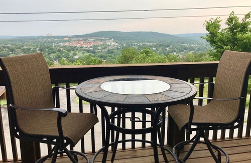 Hollister Condo | Cedar's Rest - Luxury Flat With Spectacular Views!