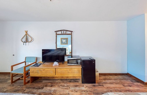 Indian Point House | Comfortable and Convenient Studio Near Table Rock Lake w/Free WiFi, Shared Pool
