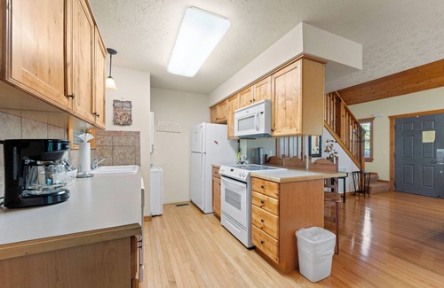 Branson West Cabin | Cozy 1 Bedroom at Stonebridge Resort just minutes from Silver Dollar City!