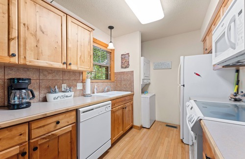 Branson West Cabin | Cozy 1 Bedroom at Stonebridge Resort just minutes from Silver Dollar City!