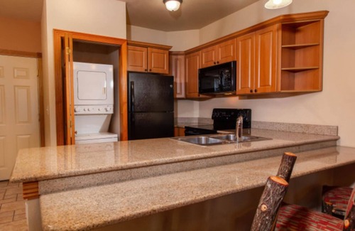 Branson Theater District Condo | Cozy 2-bedroom condo in lovely Branson with fitness room, WiFi