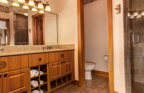 Branson Theater District Condo | Cozy 2-bedroom condo in lovely Branson with fitness room, WiFi