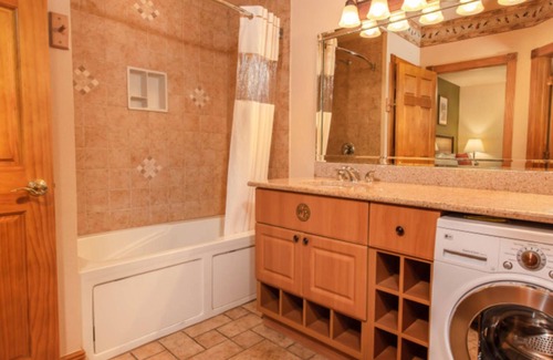 Branson Theater District Condo | Cozy 2-bedroom condo in lovely Branson with fitness room, WiFi