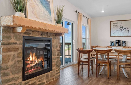 Kimberling City House | Entertainment Lodge! Private Hot Tub!