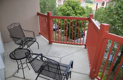 Branson Condo | Golf course view Branson Surrey w/master hot tub. Thanksgiving Nov. 26-30, 2025!