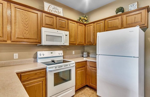 Branson West Condo | Golf Lover's Paradise-Course OnSite-Games-$400 of Daily Tickets-Cmty Outdoor Pool-Near Sdc