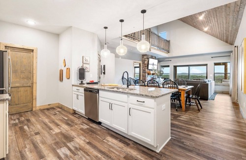 Table Rock House | Golf Simulator- Private Hot Tub- Lake Views- Free Daily Tickets- Close to Attractions- Outdoor Pool