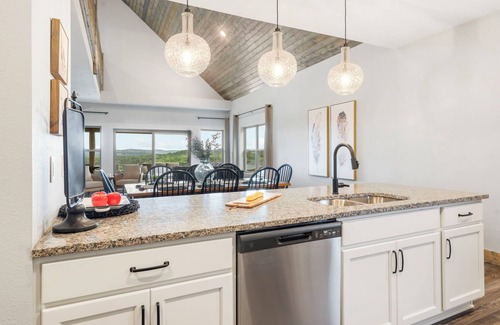 Table Rock House | Golf Simulator- Private Hot Tub- Lake Views- Free Daily Tickets- Close to Attractions- Outdoor Pool
